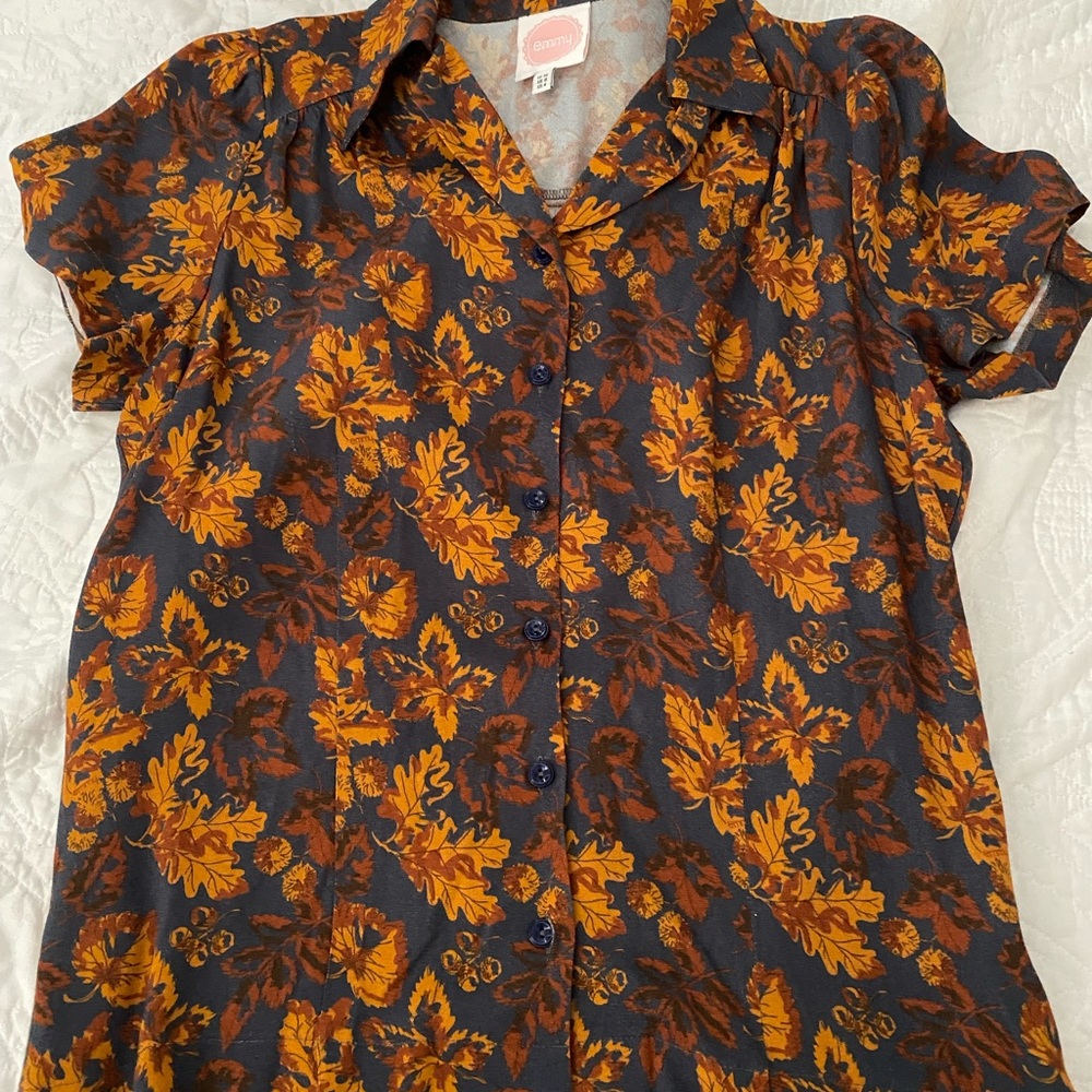 Women's Short-Sleeve Floral Button-Up Blouse in Navy and Orange - Picture 2 of 5